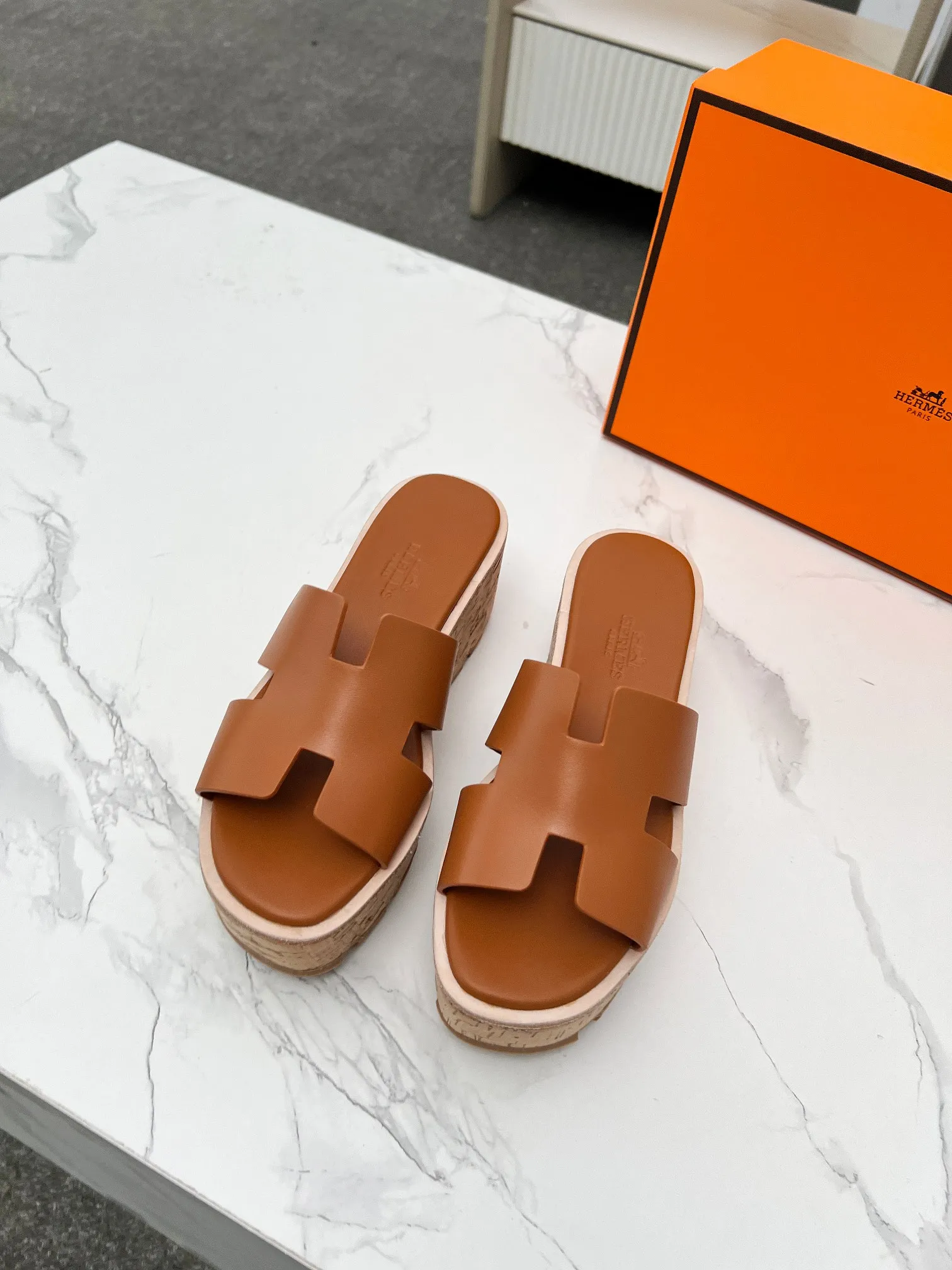 👟👟Ex-factory price 400👟👟 Hermès, upgraded version and workmanship materials. Hermes®🔴The highest version of handmade shoes on the market✨✨ Top product Hermès platform shoes🐎——————————The new model in early spring is the same as the original version, handmade by masters! ❥High-end customization, exclusive products, the highest version in the industry⚠❥Using: Hermers upper: Italian imported cowhide + sheepskin lining (pursuing top walking comfort) ✨～～〰〰〰〰❥ Packing: full set of original packaging━━━━Hermes━━━━━ size: 35-41 (42) customized and non-returnable)